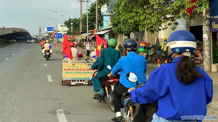 Chú xe ôm nhiều năm tự nguyện hút đinh nêu tín hiệu đáng mừng trên quốc lộ 1 - Ảnh 3.