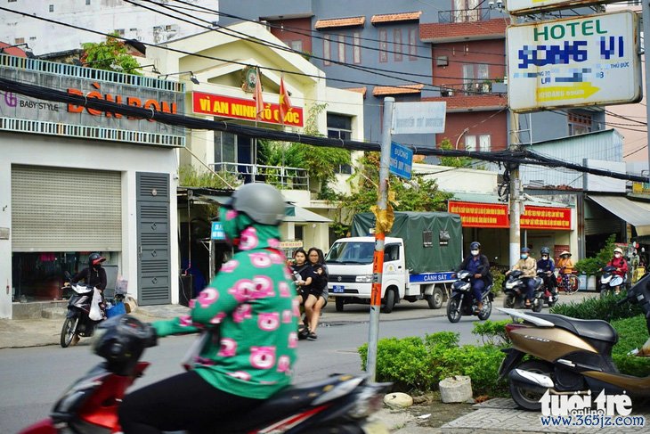 Bảng tên đường bị mờ， lạc giữa biển quảng cáo 'đánh đố' người đi đường - Ảnh 5.